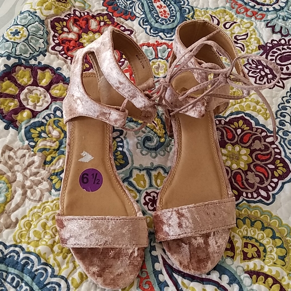 *NEW* Velvet sandals - Picture 4 of 8